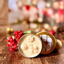 Cargar imagen en el visor de la galería, Vela de soya con decoraciones navideñas en relieve dentro de lata dorada, estilo artesanal de Tt atelier.