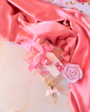 Cargar imagen en el visor de la galería, Rosa – Vela de Soya Artesanal en Cajita con Lazo