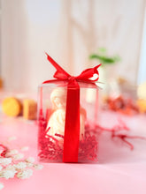 Cargar imagen en el visor de la galería, Madonna – Vela de Soya en Caja de Acetato con Lazo