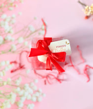 Cargar imagen en el visor de la galería, Madonna – Vela de Soya en Caja de Acetato con Lazo