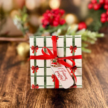 Cargar imagen en el visor de la galería, Jabón artesanal dentro de cajita navideña.