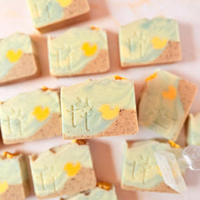 Cargar imagen en el visor de la galería, Jabón Pa ti to – barras artesanales con patito y logo de Tt atelier, hechas a mano en República Dominicana.