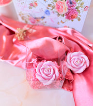 Cargar imagen en el visor de la galería, Rosa – Vela de Soya Artesanal en Cajita con Lazo