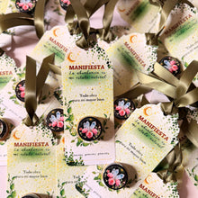 Cargar imagen en el visor de la galería, Souvenirs artesanales personalizados para encuentro de mujeres, con mini scrub decorativo, bookmark inspirado en manifestación y detalles botánicos en tonos verdes y dorados.
