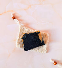 Cargar imagen en el visor de la galería, Bolsa de sisal artesanal con barra de jabón encima – muestra comparativa de tamaño para uso diario.