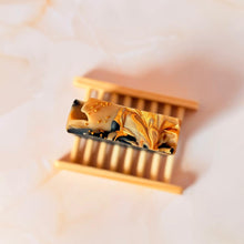 Cargar imagen en el visor de la galería, Jabonera en color natural con jabón artesanal decorado con negro, dorado y beige