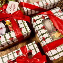 Cargar imagen en el visor de la galería, Caja Navideña – Set Artesanal con Body Butter & Jabones