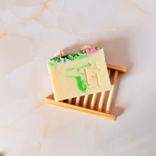 Cargar imagen en el visor de la galería, Jabonera en color natural con barra de jabón decorado en tonos verde y rosa.