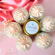 Cargar imagen en el visor de la galería, Scrubs artesanales Pink Mimosa en envases circulares, dispuestos en forma de flor sobre fondo rosado. Exfoliante espumoso con aroma frutal.
