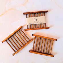 Cargar imagen en el visor de la galería, Tres jaboneras de madera en tono caoba, con una banda que dice Jabonera Artesanal de Madera.