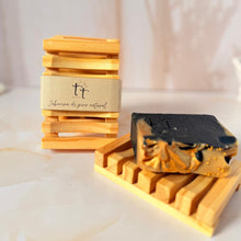 Cargar imagen en el visor de la galería, Jabonera cóncava de pino natural con barra de jabón en tonos negro y dorado, exhibida sobre fondo claro.