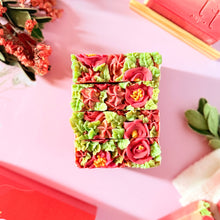 Cargar imagen en el visor de la galería, Jabón artesanal Sunset Blossom con caja de regalo roja – Tt atelier