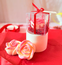 Cargar imagen en el visor de la galería, Rosa – Vela de Soya Artesanal en Cajita con Lazo