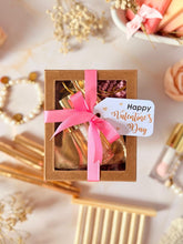 Cargar imagen en el visor de la galería, Lip gloss artesanal en cajita de regalo con mono rosa y tag personalizado – Tt atelier