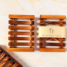 Cargar imagen en el visor de la galería, Vista superrior de jaboneras de pino natural en color caoba sobre fondo claro, una con etiqueta de Tt atelier