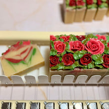 Cargar imagen en el visor de la galería, Velvet Rose – Jabón Artesanal Floral Intenso & Elegante