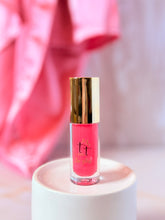 Cargar imagen en el visor de la galería, Brillo labial Pink Bliss(02) en envase elegante con fondo rosa – Tt atelier