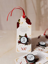 Cargar imagen en el visor de la galería, Souvenirs artesanales personalizados para quinceaños, con mini scrub decorativo, bookmark elegante y detalles florales en tonos vino y dorado.