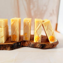 Cargar imagen en el visor de la galería, Jabones Zoo de Sueños con decoración de animalitos, exhibidos sobre base de madera rústica.