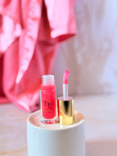 Cargar imagen en el visor de la galería, Lip Gloss Abierto con aplicador visible y envase rosado – Tt atelier