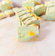 Cargar imagen en el visor de la galería, Jabón artesanal Pa ti to con detalles de patito y diseño delicado, fragancia frutal y floral, hecho por Tt atelier