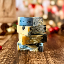 Cargar imagen en el visor de la galería, Noir & Blue – Aromas Frescos & Maderas Profundas