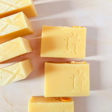 Cargar imagen en el visor de la galería, Jabones Zoo de Sueños con logo grabado de Tt atelier y decoración animal en la parte superior.