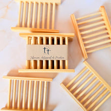 Cargar imagen en el visor de la galería, Jaboneras de madera clara, una con banda personalizada de Tt atelier.