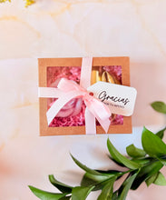 Cargar imagen en el visor de la galería, Bloming Beauty (vela de soja + lip gloss)