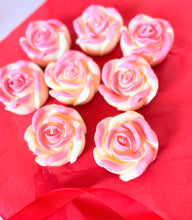 Cargar imagen en el visor de la galería, Rosa – Vela de Soya Artesanal en Cajita con Lazo