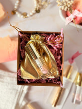 Cargar imagen en el visor de la galería, Brillo labial rosado en caja con lazo y tarjeta para ocación especial – Tt atelier