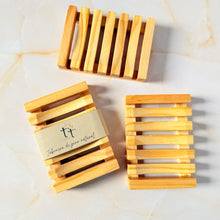 Cargar imagen en el visor de la galería, (Vista superior de jaboneras organizadas sobre fondo claro): Soportes para jabón con diseño cóncavo de pino natural, funcionales y decorativos para el bano.