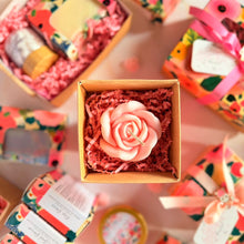 Cargar imagen en el visor de la galería, Rosa – Vela de Soya en Cajita con Lazo
