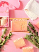 Cargar imagen en el visor de la galería, Crisantemos – Jabón Artesanal en Barra