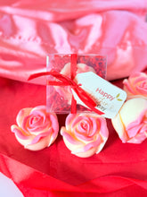 Cargar imagen en el visor de la galería, Rosa – Vela de Soya Artesanal en Cajita con Lazo