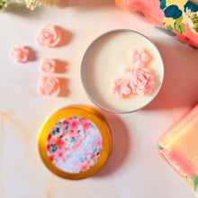 Cargar imagen en el visor de la galería, Vela Rose Harmony – Soya Artesanal en Lata con Flor Decorativa