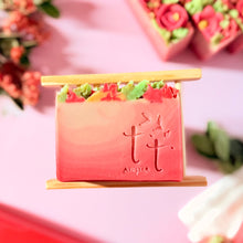 Cargar imagen en el visor de la galería, Jabón artesanal Sunset Blossom sobre jabonera, con flores decorativas y fondo de regalo MOM – Tt atelier