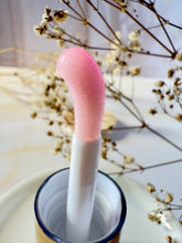 Cargar imagen en el visor de la galería, Detalle del aplicador rosado del LIp Gloss Efecto Mágico de Tt atelier. Brillo labial con efecto pH reactivo, textura ligera y acabado brillante.