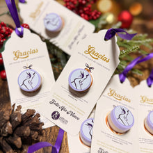 Cargar imagen en el visor de la galería, Souvenirs artesanales personalizados con estética navideña elegante, mini scrub decorativo y bookmark con cinta morada para celebración especial.