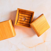 Cargar imagen en el visor de la galería, Vista interna de la jabonera: Interior de la jabonera tipo cofre mostrando su base ranurada para drenar el agua su tapa. A la izquierda otra jabonera tipo cofre cerrada.