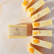 Cargar imagen en el visor de la galería, Jabones Zoo de Sueños vistos desde arriba, con figuras de animales y una barra etiquetada de Tt atelier.