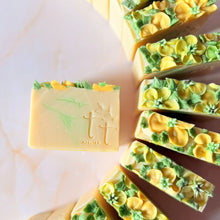 Cargar imagen en el visor de la galería, Jabón artesanal Flores Amarillas con diseño floral en tonos amarillo y verde, hecho a mano por Tt atelier en Bonao