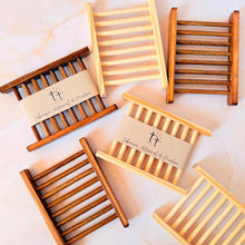 Cargar imagen en el visor de la galería, Jaboneras de madera clara y oscura con etiquetas de Tt atelier sobre fondo beige.