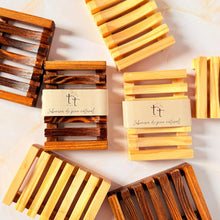 Cargar imagen en el visor de la galería, Jaboneras cóncavas de pino natural en tonos claro y coba, con etiqueta de Tt atelier, ideales para conservar el jabón seco.