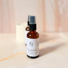 Cargar imagen en el visor de la galería, Spray sanitizante artesanal para manos de Tt atelier en envase ámbar con etiqueta banca, 60 ml
