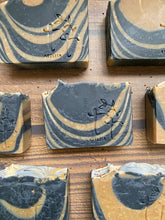 Cargar imagen en el visor de la galería, Jabón Carbón Gold – Detox & Luminosidad Natural