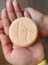Cargar imagen en el visor de la galería, Champú Sólido (Avena y Mandarina)