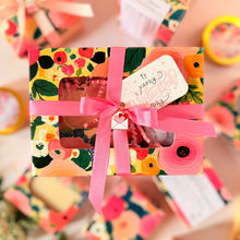 Cargar imagen en el visor de la galería, Sweet Bloom Box – Jabón &amp; Whipped Body Butter
