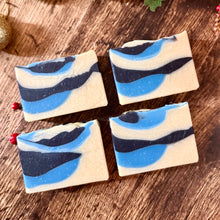 Cargar imagen en el visor de la galería, Noir &amp; Blue – Aromas Frescos &amp; Maderas Profundas
