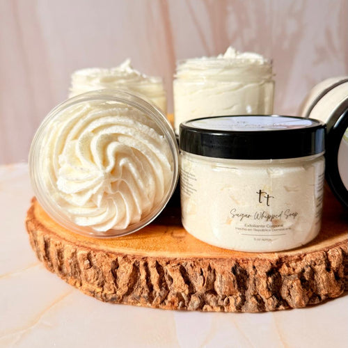 Sugar Body Scrub Coconut Paradise de Tt atelier en envase artesanal sobre base de madera –  exfoliante corporal natural con aroma tropical a coco